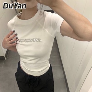 Du Yan เสื้อยืด แขนสั้น เปิดไหล่ โลหะ สีขาว ฤดูร้อน สําหรับผู้หญิง