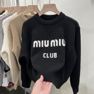 Miumiu เสื้อครอปกันหนาว คอกลม ผ้าถัก แบบสวมหัว แฟชั่นฤดูใบไม้ร่วง ฤดูหนาว