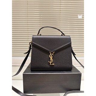 【พร้อมกล่อง】YSL 2023ss ใหม่ กระเป๋าสะพายไหล่ กระเป๋าถือ ทรงเมสเซนเจอร์ แฟชั่นสําหรับสตรี (24 ซม.)