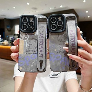 เคสโทรศัพท์มือถือแบบนิ่ม TPU ลายการ์ตูนชินจัง พร้อมสายคล้องมือ สําหรับ iPhone 7 8 Plus SE X XS Max XR 11 12 13 14 Pro Max