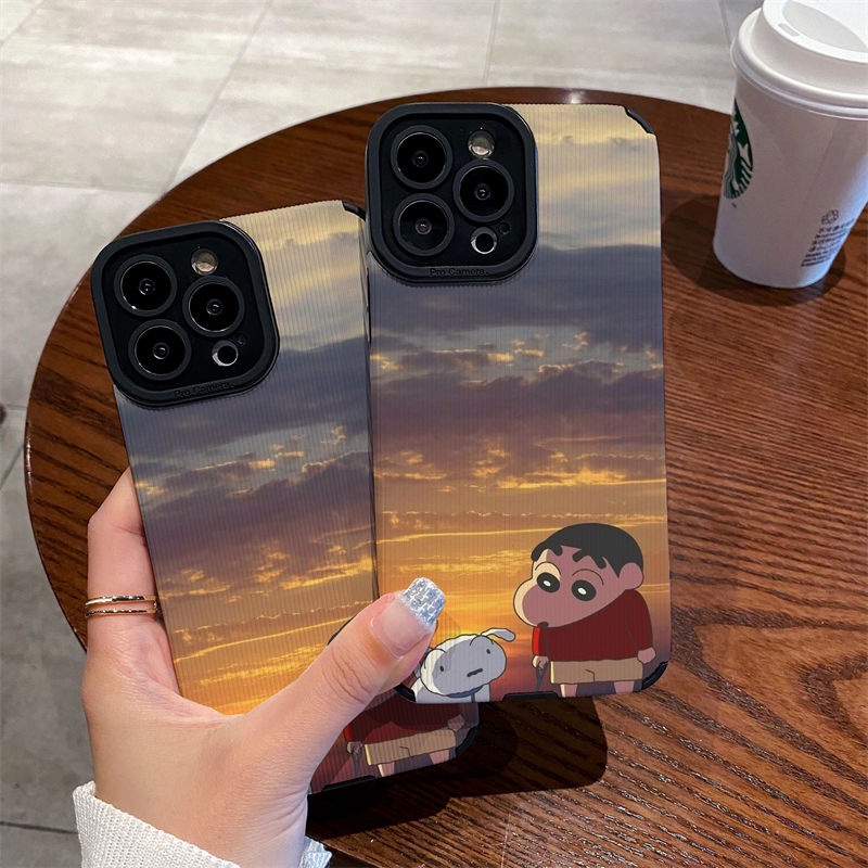 เคสโทรศัพท์มือถือหนังแกะ แบบนิ่ม กันกระแทก ลายชินจัง สําหรับ Iphone 11Pro MAX 14 PRO MAX 11 12 13 6 7 8plus XR Xmax 15pro