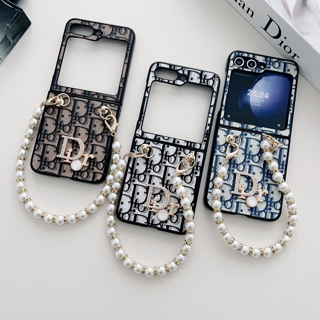 เคสโทรศัพท์มือถือหนัง PU กันรอยขีดข่วน ลายฉลากเพชร ประดับไข่มุก พร้อมสายโซ่คล้องมือ ระดับไฮเอนด์ แฟชั่นคลาสสิก สําหรับ Samsung Galaxy Z Flip 1 2 3 4 5 6 5G Z Flip6