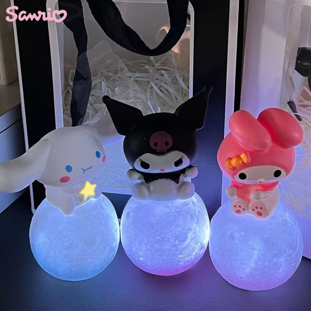 Sanrioed Moon Shaped Night Light อะนิเมะ Kuromi Cinnamoroll Melody ตุ๊กตาน่ารักโคมไฟข้างเตียงโคมไฟตั้งโต๊ะเด็ก
