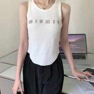 Miumiu เสื้อกั๊กถักนิตติ้ง เซ็กซี่ พิมพ์ลายตัวอักษร ประดับเพชร แฟชั่นฤดูร้อน สําหรับผู้หญิง