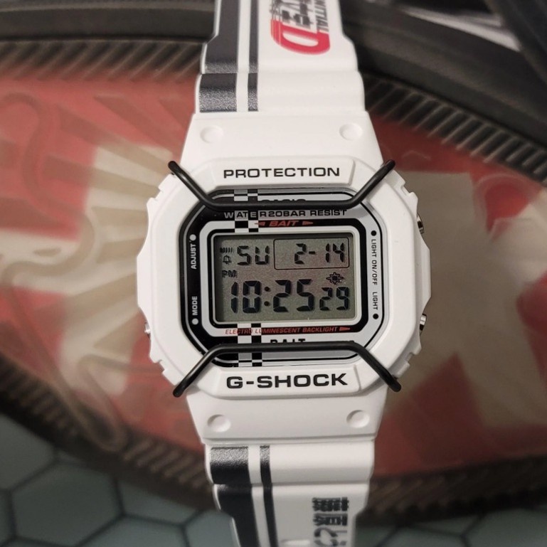 G-shock Initial D DW-5600 นาฬิกาสปอร ์ ตสําหรับผู ้ ชายและผู ้ หญิงสีขาว