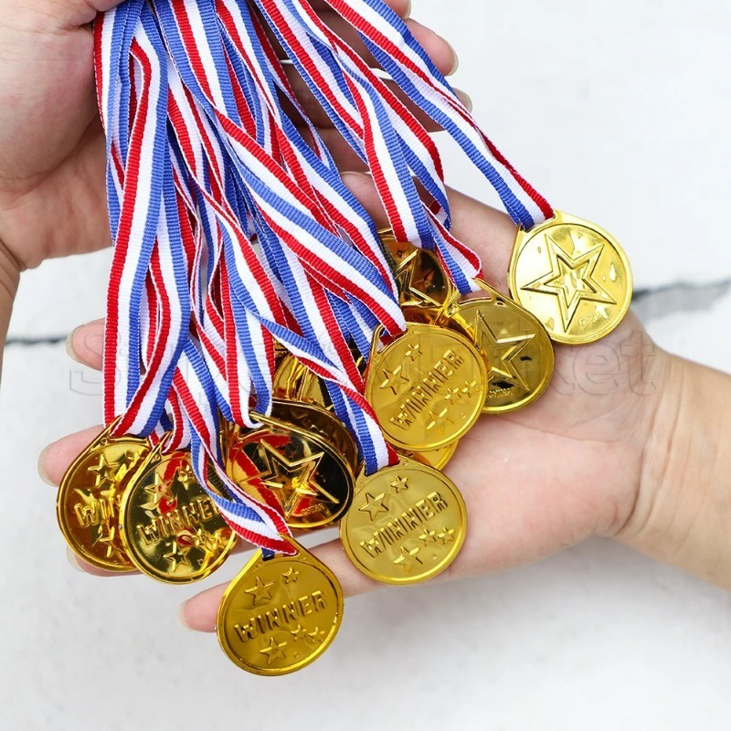 เหรียญรางวัลพลาสติก รางวัลรางวัลรางวัล รางวัลรางวัลกีฬาฟุตบอล สีทอง สําหรับเด็ก ของที่ระลึกรางวัลรางวัล 10 ชิ้น