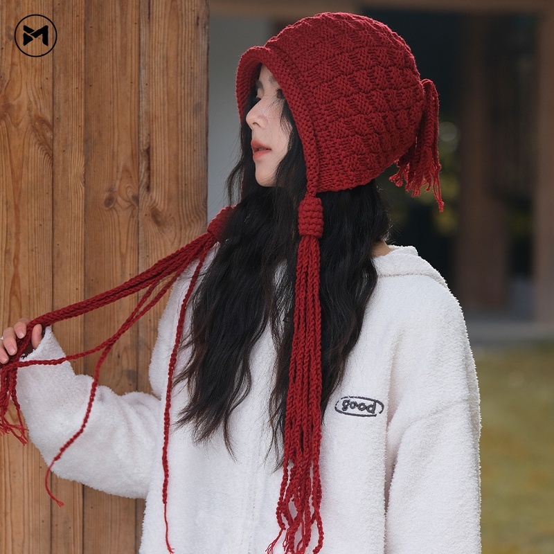 หมวก ผ้าวูลถักเปีย แต่งพู่ ป้องกันหู ให้ความอบอุ่น สีแดง สําหรับผู้หญิง