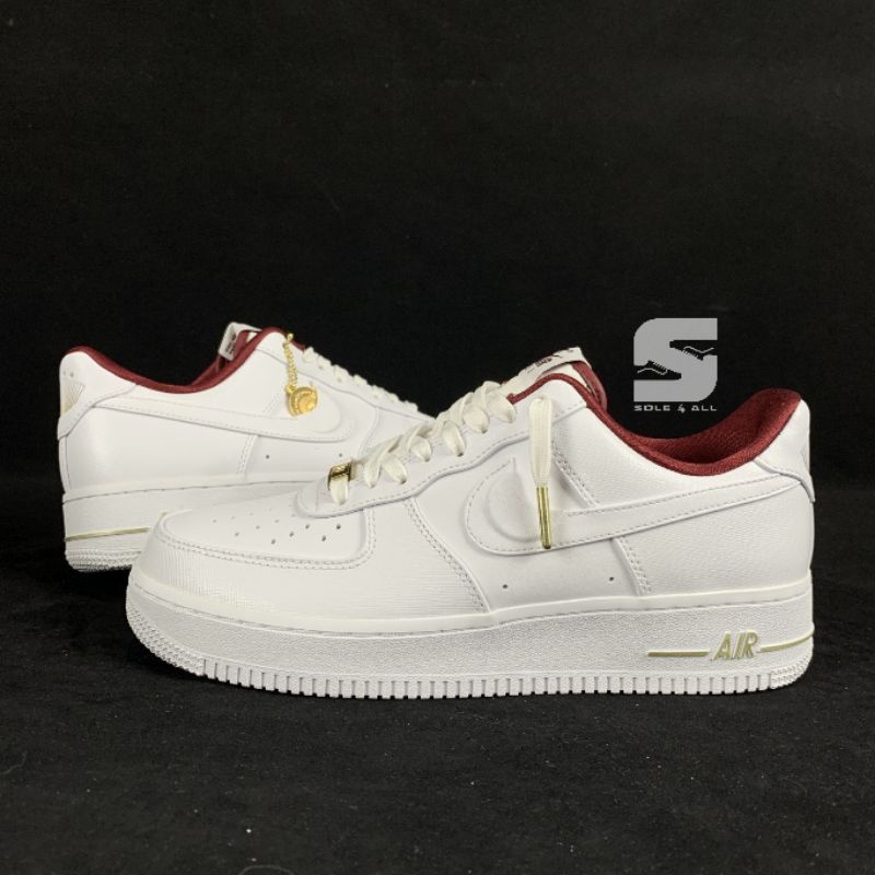 Nike Air Force 1 '07 SE สีขาว/สีแดงทีม/สีทองเมทัลลิก/สีขาว