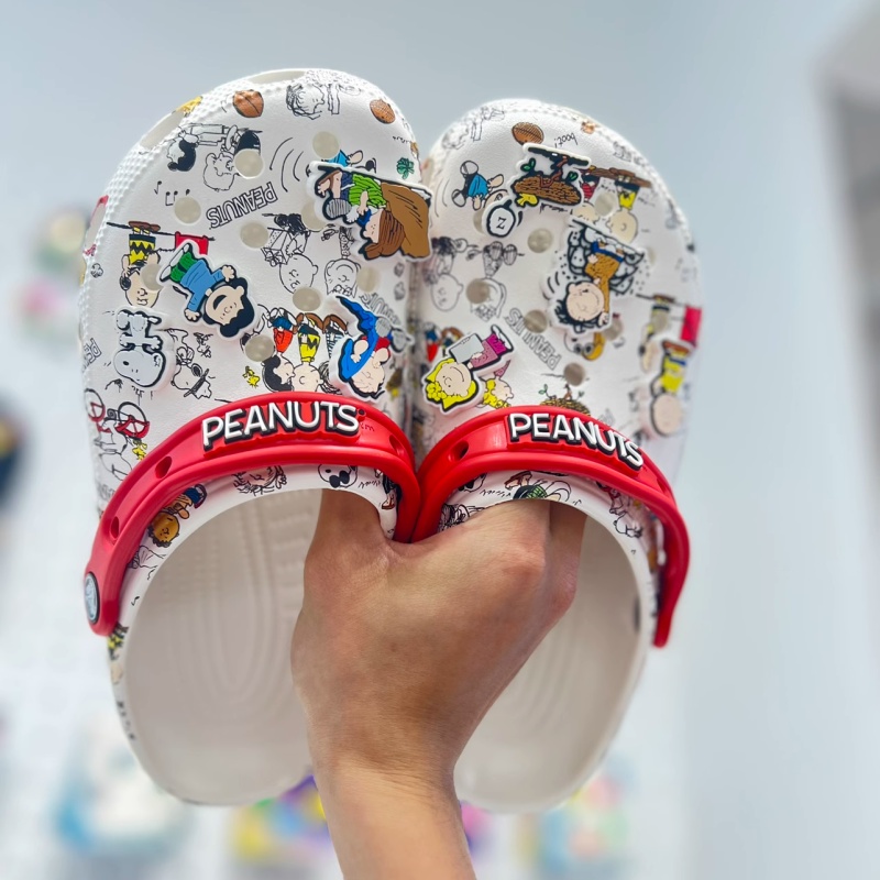 รองเท้า crocs แท้ peanuts classic clog รองเท้าแตะลําลอง กันลื่น ลายถั่วลิสงน่ารัก สไตล์คลาสิก#208629