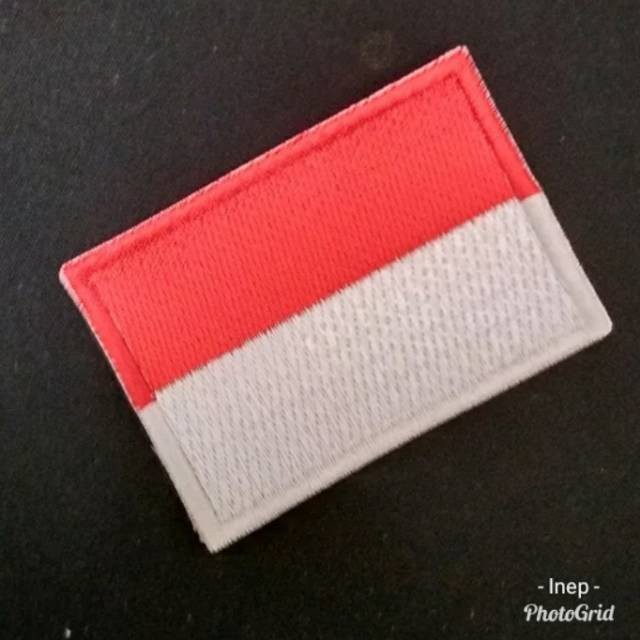 MERAH ป้ายสัญลักษณ์โลโก้เย็บปักถักร้อย Bet School ธงสีแดงและสีขาว 3x5 ซม. เย็บปักถักร้อยชื่อหน้าอกเย