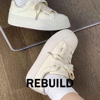 REBUILD รองเท้าผ้าใบผู้หญิง สีขาว พื้นหนา รองเท้าผ้าใบส้นสูงส้นหนา รองเท้าแฟชั่น ผูกเชือก 2023 NEW FYD23904VA 36Z230906