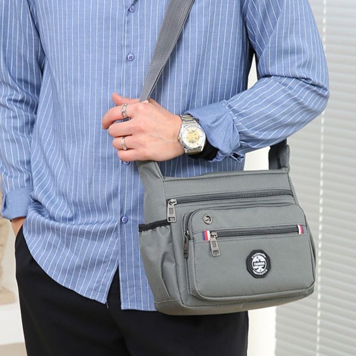 xspeedfashion(X1947) กระเป๋าสะพายข้าง Xiuxianxilie ผ้าoxford มี 4 สี มีช่องเยอะ