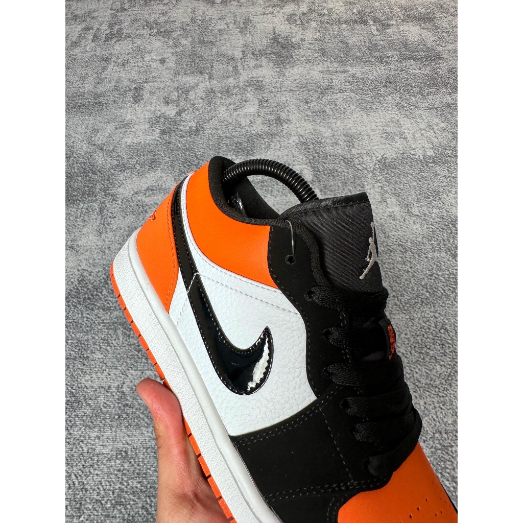 Nike Air Jordan 1 Lowสีดำและสีส้มรองเท้าบาสเกตบอลคลาสสิกวัฒนธรรมวินเทจลำลองต่ำ รองเท้าผ้าใบ   ผู้ชาย ผู้หญิงauthentic