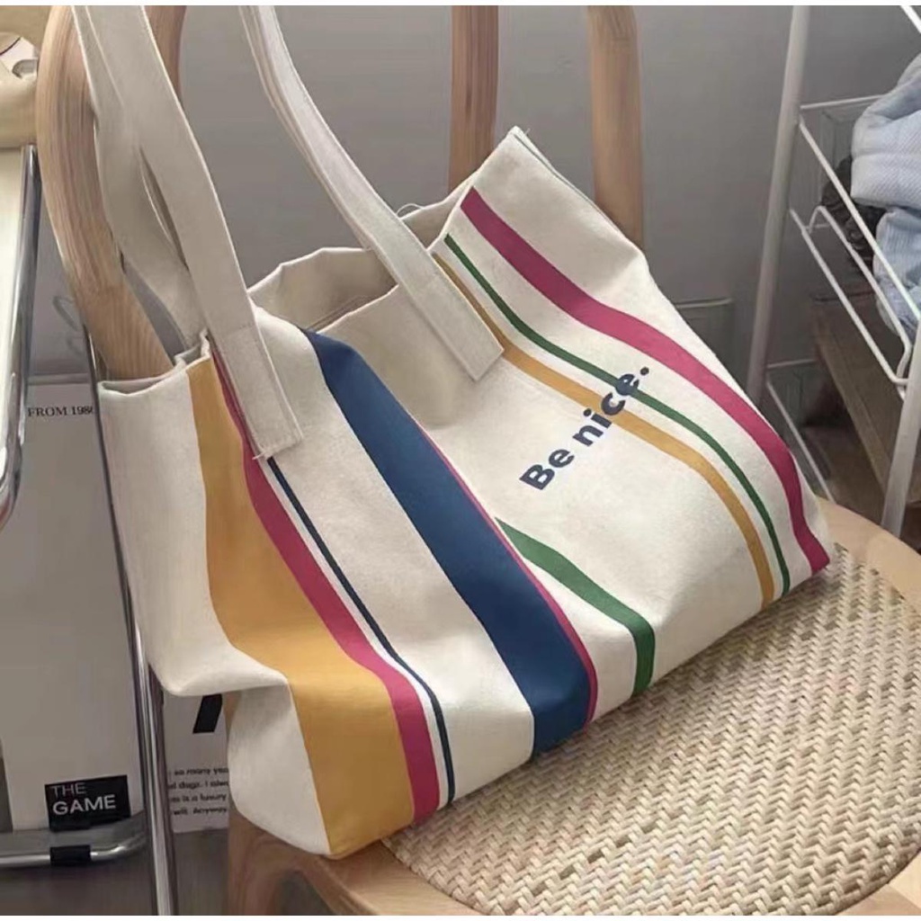 【พร้อมส่ง】miss bag fashion กระเป๋าสะพายไหล่ความจุขนาดใหญ่ กระเป๋าเดินทางผ้าแคนวาส