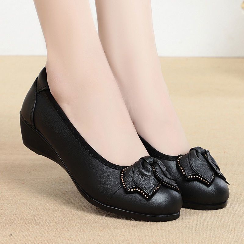 🎁 35-40รองเท้าคุณแม่ พื้นนุ่ม กันลื่นและกันน้ำ เบา สบาย รองเท้าส้นแบนผู้หญิง
