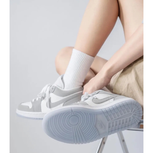 【พร้อมส่ง ของแท้ 100%】Nike Jordan Air Jordan 1 lowwolf grey รองเท้า light