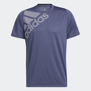 adidas เทรนนิง เสื้อยืดพิมพ์ลาย FreeLift Badge of Sport ผู้ชาย สีน้ำเงิน HF4732