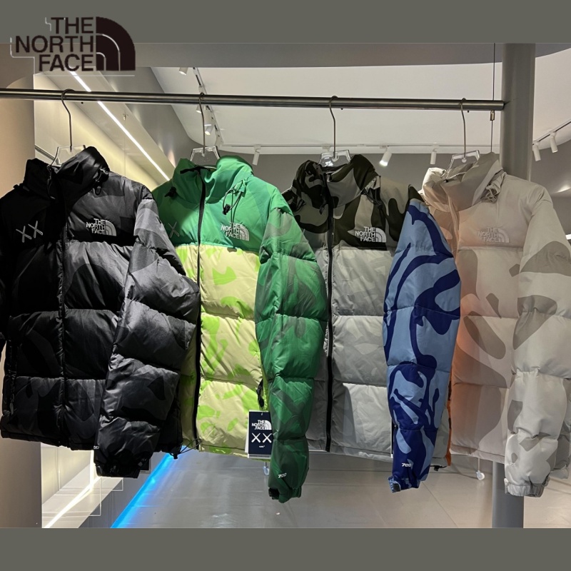 【พร้อมส่ง】เสื้อแจ็กเก็ต ผ้าฝ้าย 100% ลาย The North Face Kaws Co-branded 1996 Nuptse 700 อบอุ่น แฟชั่นฤดูหนาว สําหรับผู้ชาย และผู้หญิง