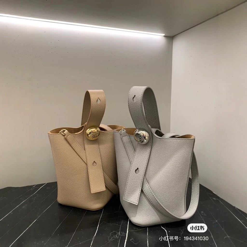 ขายร้อน Luo pebble pebble pebble ถังน้ําขนาดเล็กนําเข้ากระเป๋าสะพายไหล่มือถือหนังวัว