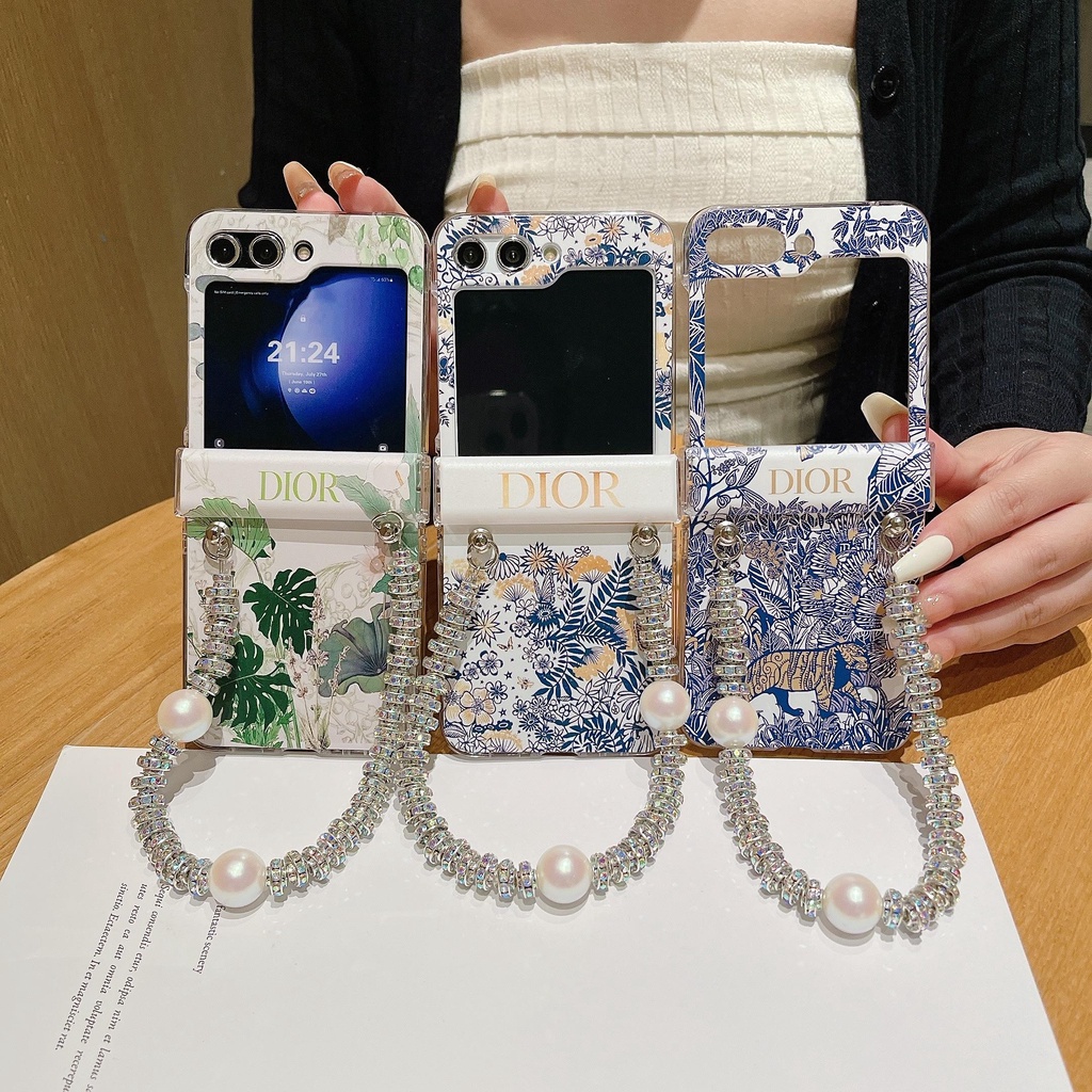 Flip7 Flip6 Samsung Galaxy Z Flip5 3in1 กรณีแฟชั่นแบรนด์ lily of the valley พร้อมโซ่เพชร hard Case Samsung Galaxy Z Flip 3 Flip4 กันกระแทกโทรศัพท์ความคิดสร้างสรรค์กรณีปก