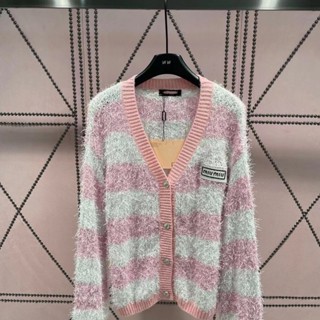 Miu MIU เสื้อคาร์ดิแกนแขนยาว คอวี ผ้าเรยอนถัก สีชมพูสดใส แฟชั่นฤดูใบไม้ร่วง สําหรับผู้หญิง