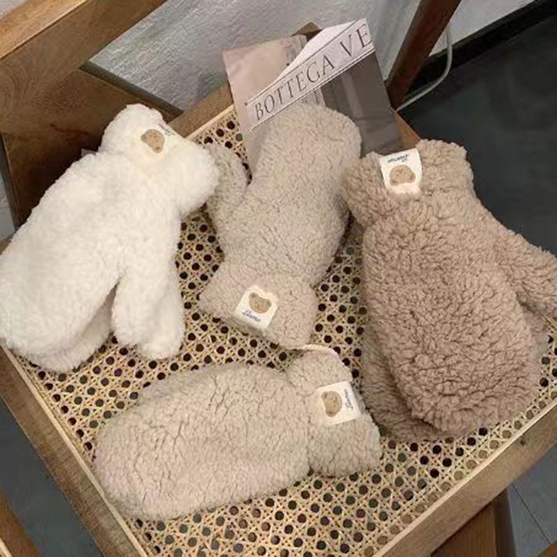 ถุงมือ ผ้ากํามะหยี่ขนนิ่ม หนา ปักลายหมี ให้ความอบอุ่น เหมาะกับฤดูหนาว กลางแจ้ง สําหรับผู้หญิง นักเรียน
