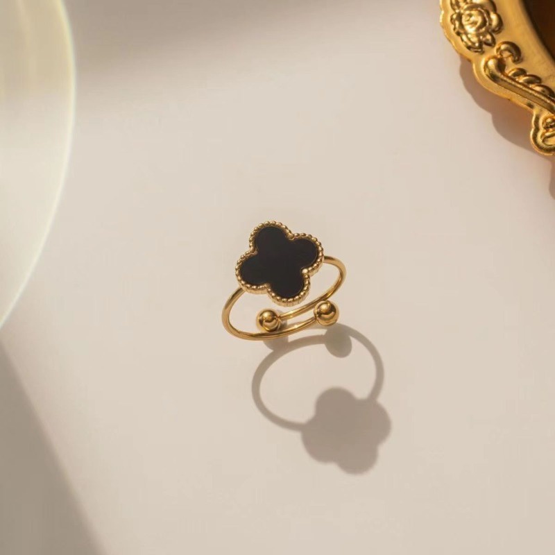 แหวน titanium และสเตนเลส ชุบทอง 18K ออกแบบแบบ four-leaf clover แหวนของขวัญพร้อมให้โชคและความเหมาะสมทุกโอกาส