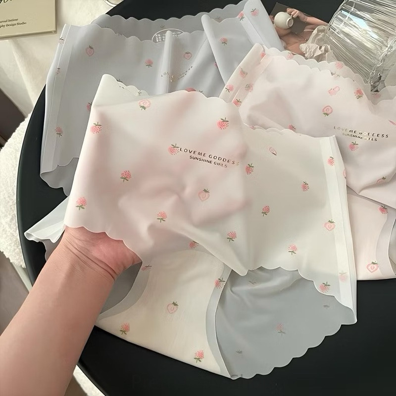 PrettyLady Shop (1992）กางเกงในผู้หญิง （ลายสตรอเบอร์รี่）ไร้ขอบ ลดอับชื้น ต้านแบคทีเรีย เรียบเนียนไปกับผิว สวมใส่สบาย