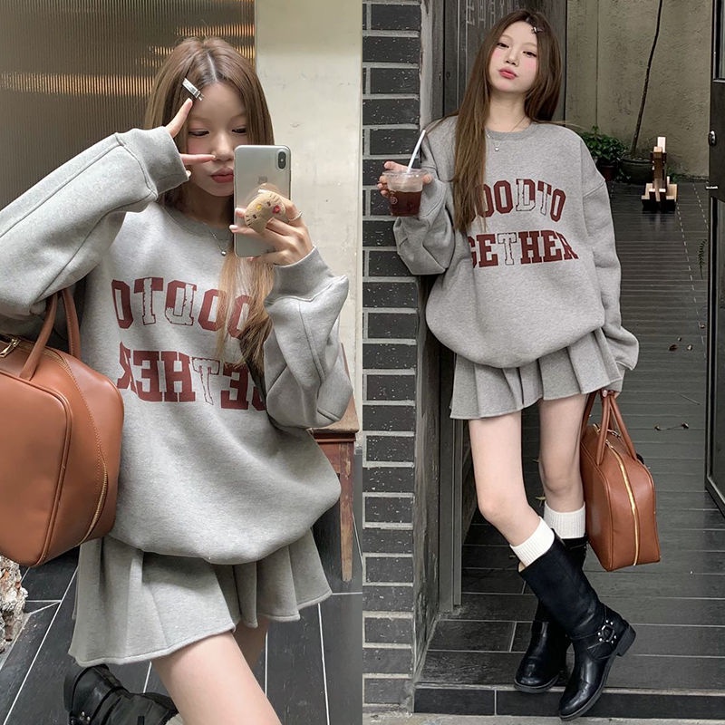 [พร้อมส่ง] เสื้อกันหนาว คอกลม แต่งจับจีบ พิมพ์ลายตัวอักษร สีเทา ขนาดเล็ก แฟชั่นสําหรับผู้หญิง
