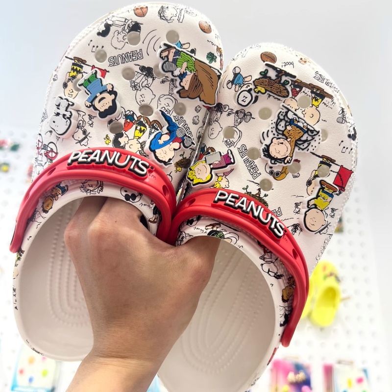 รองเท้า crocs แท้ peanuts classic clog รองเท้าแตะลําลอง กันลื่น ลายถั่วลิสงน่ารัก สไตล์คลาสิก#208629