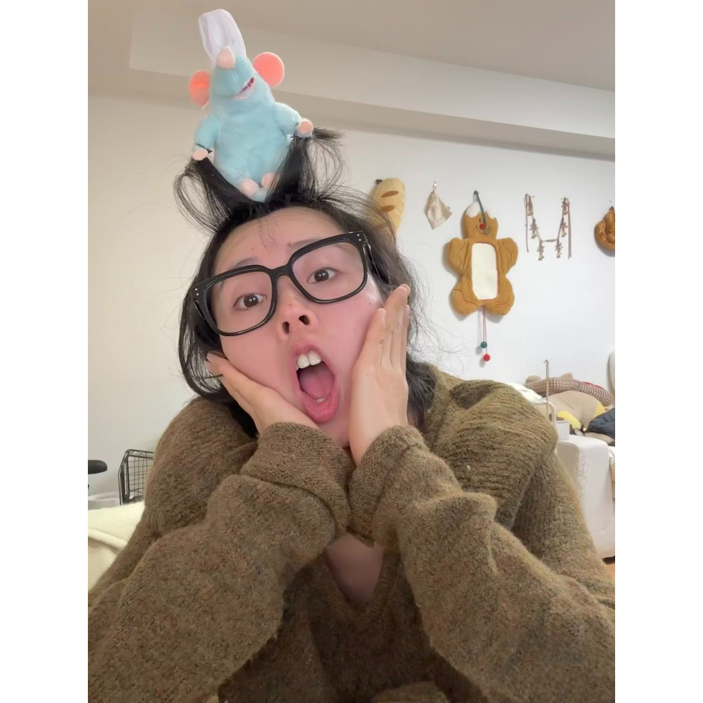 Ratatouille ที่คาดผมตุ๊กตา ผ้ากํามะหยี่ขนนิ่ม สไตล์ฝรั่งเศส ปีกกว้าง ตลก และน่ารัก ของขวัญวันเกิด สําหรับเด็กผู้หญิง tiktok