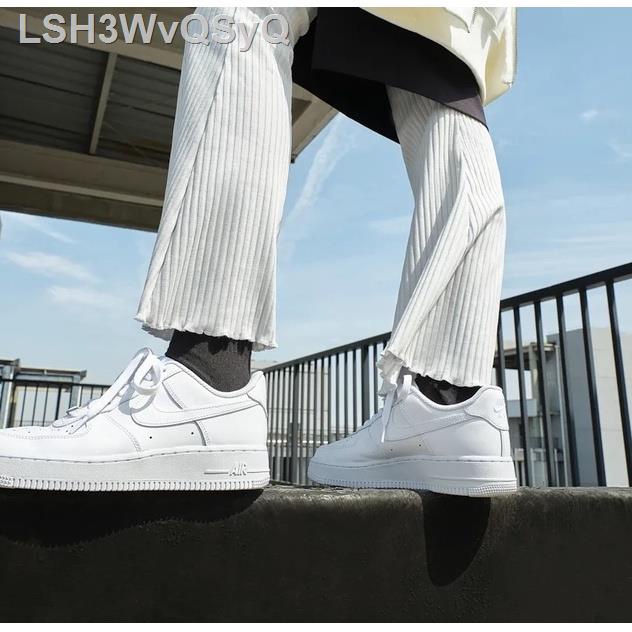 【ใหม่】 (ในสต็อก) Nike Air Force 1 รองเท้าผู้ชายคลาสสิกรองเท้าผ้าใบผู้หญิงรองเท้าลำลองสีดำสีขาวสีแดง