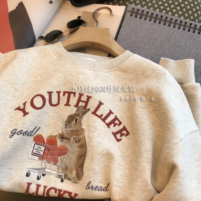 เสื้อกันหนาวแขนยาว คอกลม ผ้ากํามะหยี่ แบบหนา พิมพ์ลายการ์ตูนกระต่าย และตัวอักษร ทรงหลวม สําหรับผู้หญิง และผู้ชาย 2023 ไซซ์ M – 3XL – โปรปัง