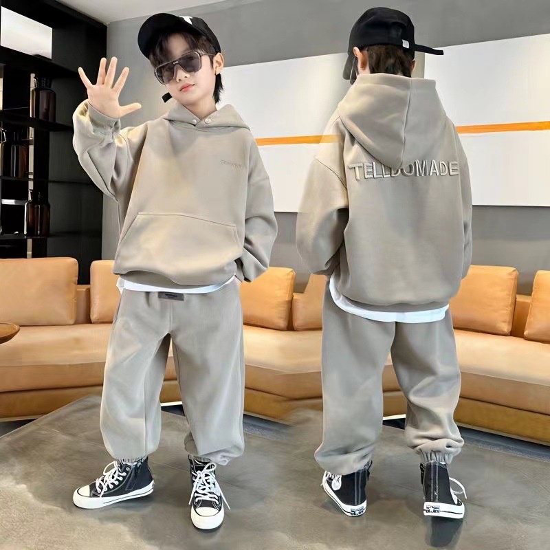 เสื้อกันหนาวลําลอง แขนยาว มีฮู้ด และกางเกงวอร์ม ทรงหลวม พิมพ์ลายตัวอักษร ขนาดกลาง และขนาดใหญ่ แฟชั่นสําหรับเด็ก
