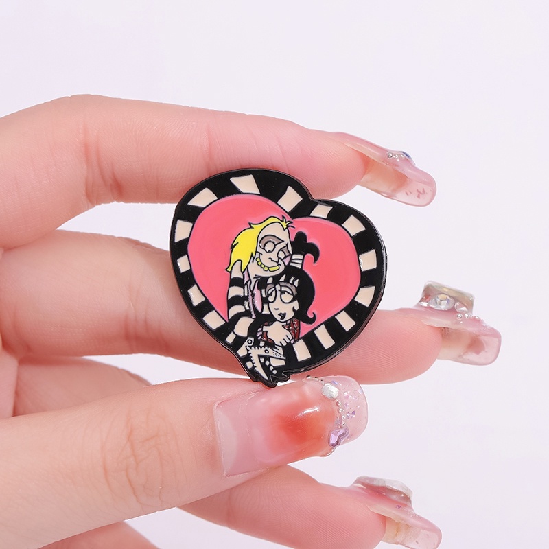 เครื่องประดับ เข็มกลัด รูปหัวใจ ลายอนิเมะ Beetlejuice Lydia Enamel Pin เหมาะกับของขวัญ สําหรับตกแต่งกระเป๋าเป้สะพายหลัง
