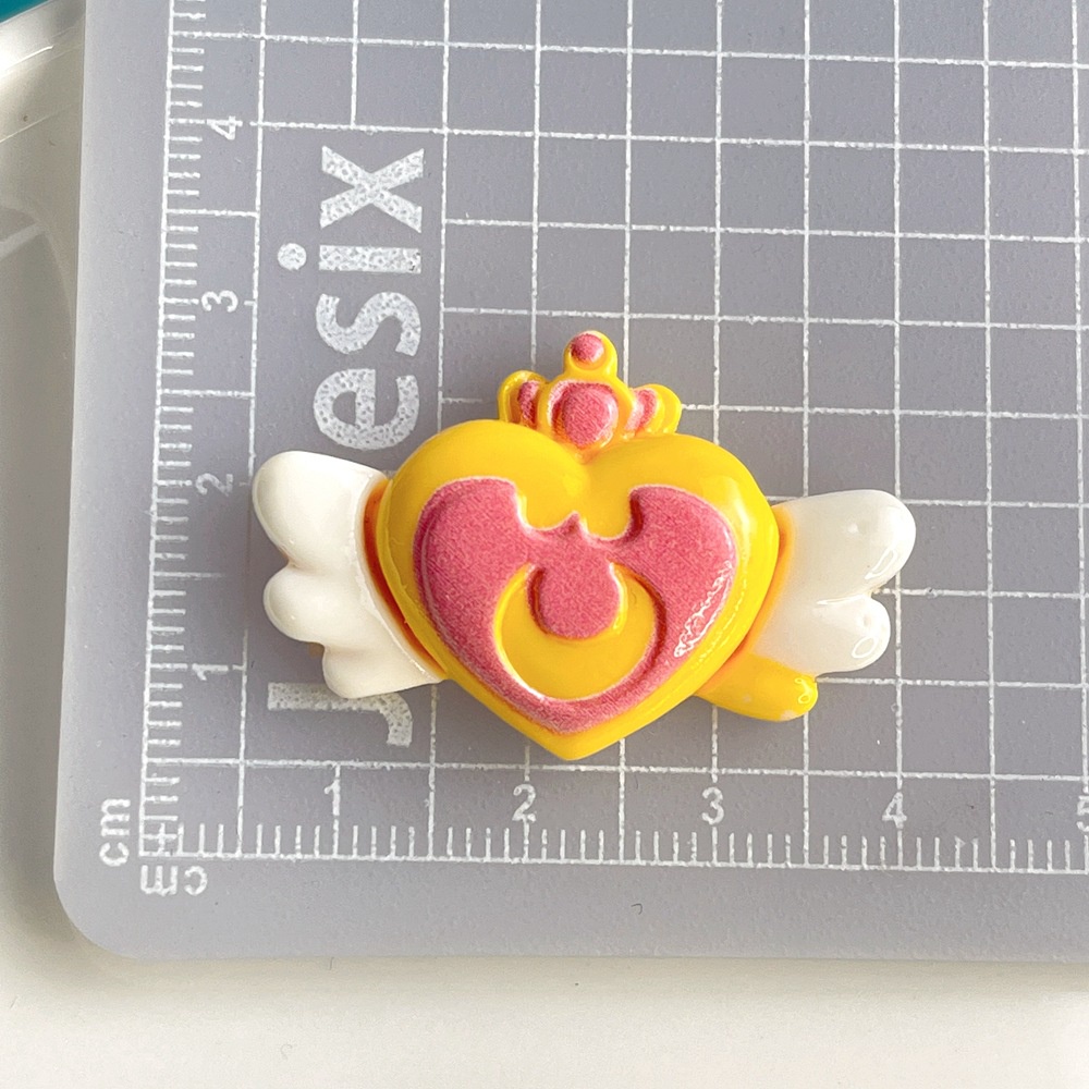 [4 #] การ์ตูนเซเลอร์มูนแวววาว อุปกรณ์เสริมเรซิน กาวครีม เครื่องประดับผม diy เชือกรัดผม หัวเข็มขัดรองเท้า ตกแต่งความงาม รูรองเท้า หัวเข็มขัด อุปกรณ์เสริม SC