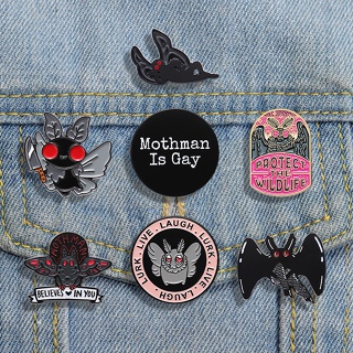 เข็มกลัดโลหะ รูปการ์ตูน Mothman Enamel Lapel Pin Mysterious Creature สร้างสรรค์ เครื่องประดับ สําหรับเพื่อน