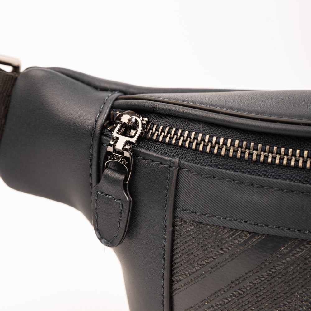 Playboy รุ่น Urban กระเป๋าคาดอกคาดเอวผู้ชาย รหัส ST-B251PBM302-BLดีไซน์แต่งขอบหนังสกรีนลายเส้นเอียงซิบหน้า  สี Navy Blue - รูปที่ 2