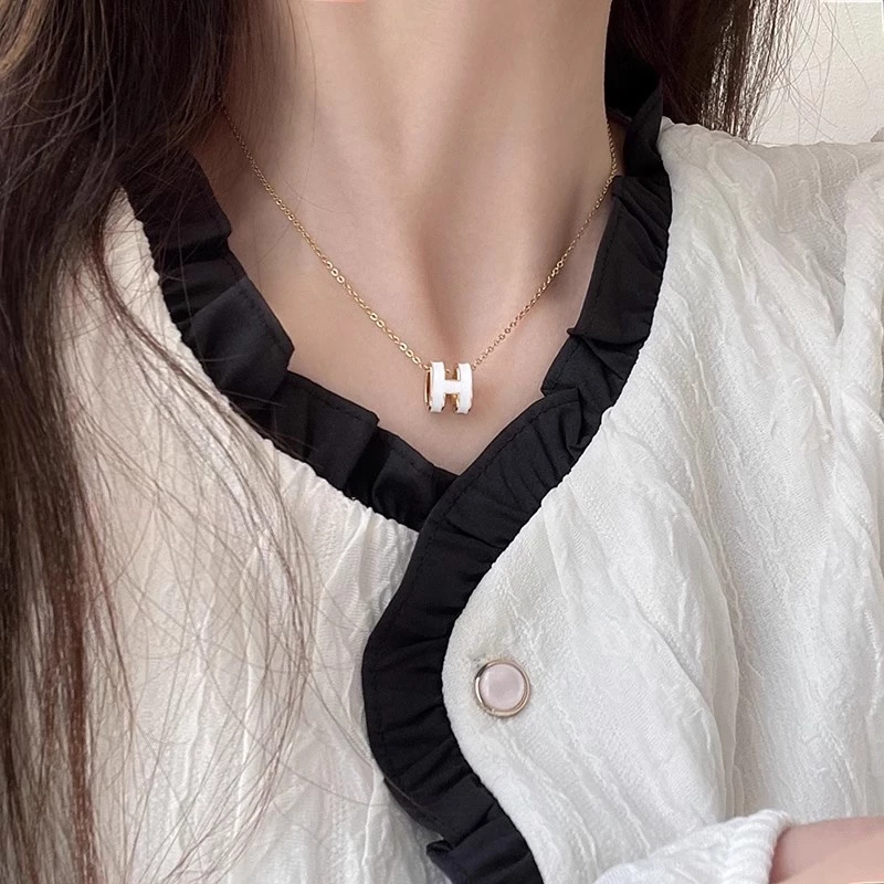 XIYA สร้อยคอไทเทเนียม จี้ตัวอักษร H เข้ากับทุกการแต่งกาย thumbnail 7