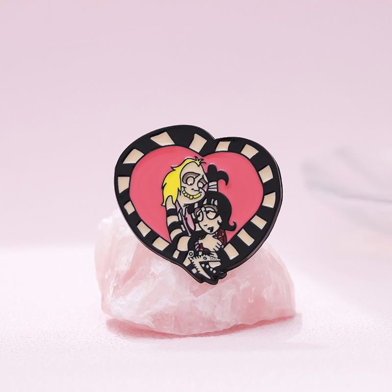 เครื่องประดับ เข็มกลัด รูปหัวใจ ลายอนิเมะ Beetlejuice Lydia Enamel Pin เหมาะกับของขวัญ สําหรับตกแต่งกระเป๋าเป้สะพายหลัง