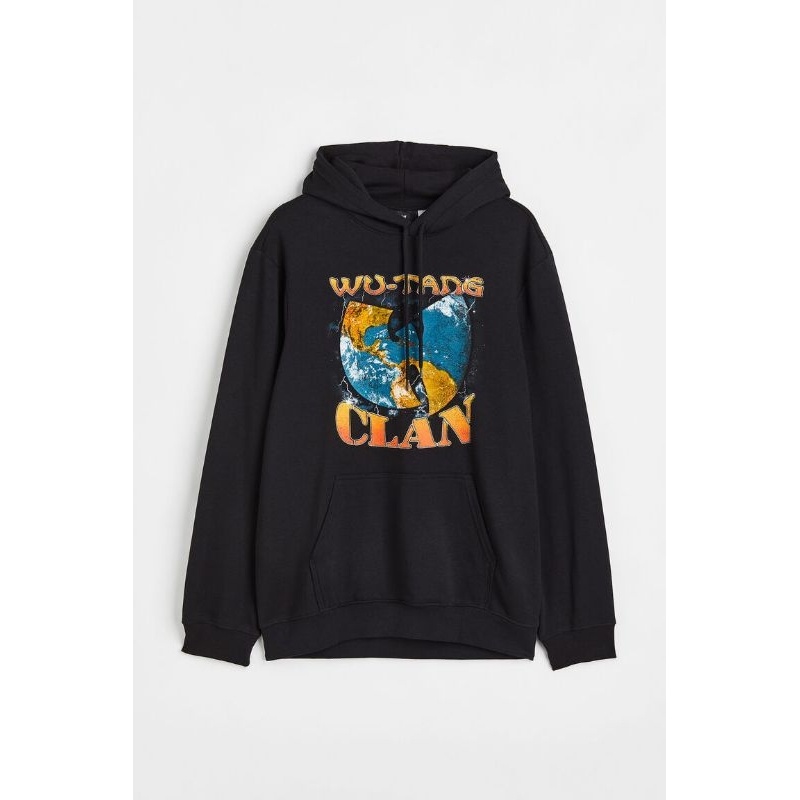 HM เสื้อฮู้ดสีดําพิมพ์ลายหน้าจอ CLAN WU TANG