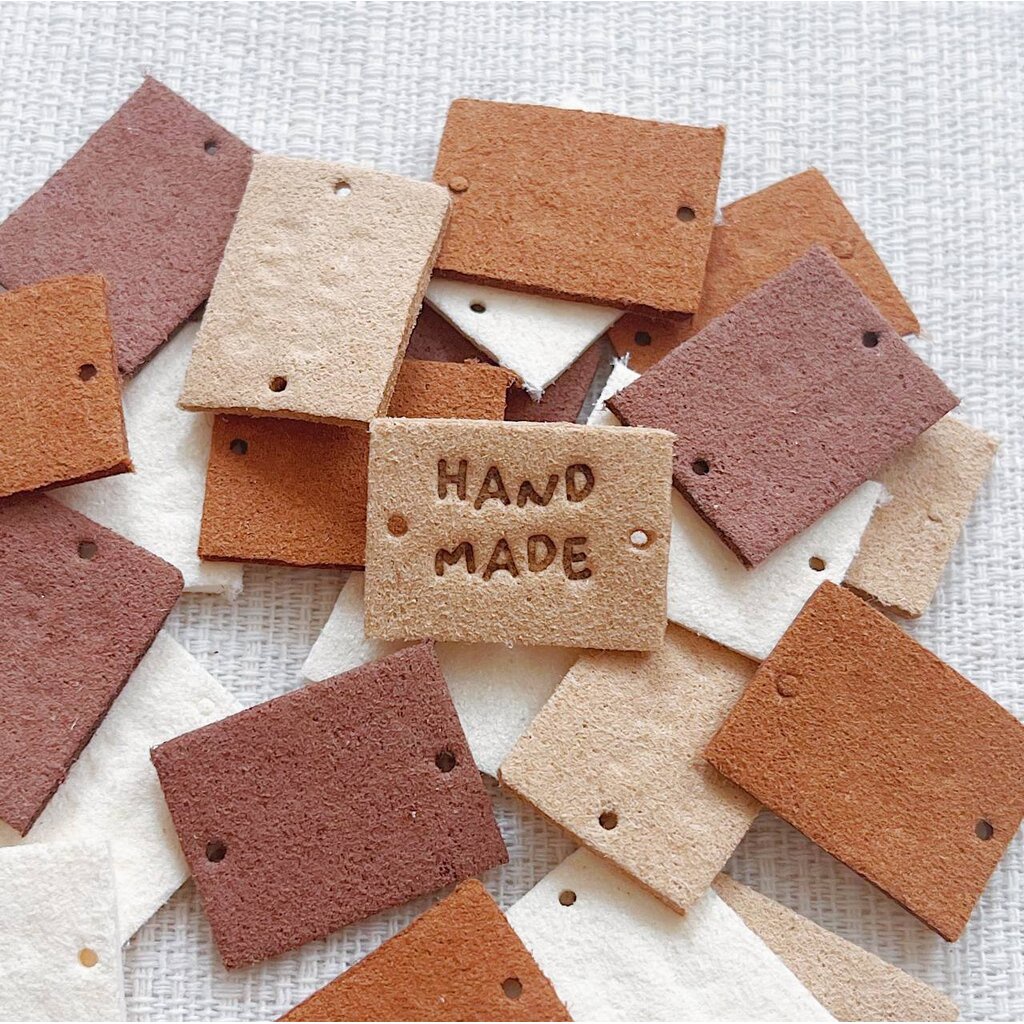 ( แพ็คละ 8 ชิ้น ) ใหม่! ป้าย Handmade จิ๋ว ดีไซน์พิเศษจากมะม่วง DIY เลียนแบบหนังกลับ 1.5x2 ซม.