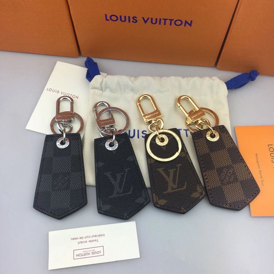 L.v พวงกุญแจคลาสสิค พวงกุญแจ ตกแต่งกระเป๋า จี้ มีสี่สี แพ็คเกจครบ louis vuitton