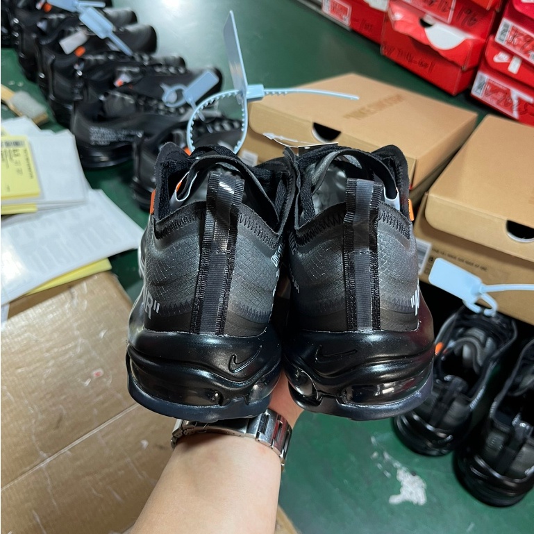 Off-White x Nike Air Max 97 รองเท้าวิ่งตัดต่ำรองเท้าผ้าใบลำลองสำหรับผู้ชายผู้หญิงสีดำ ป้องกันการลื่