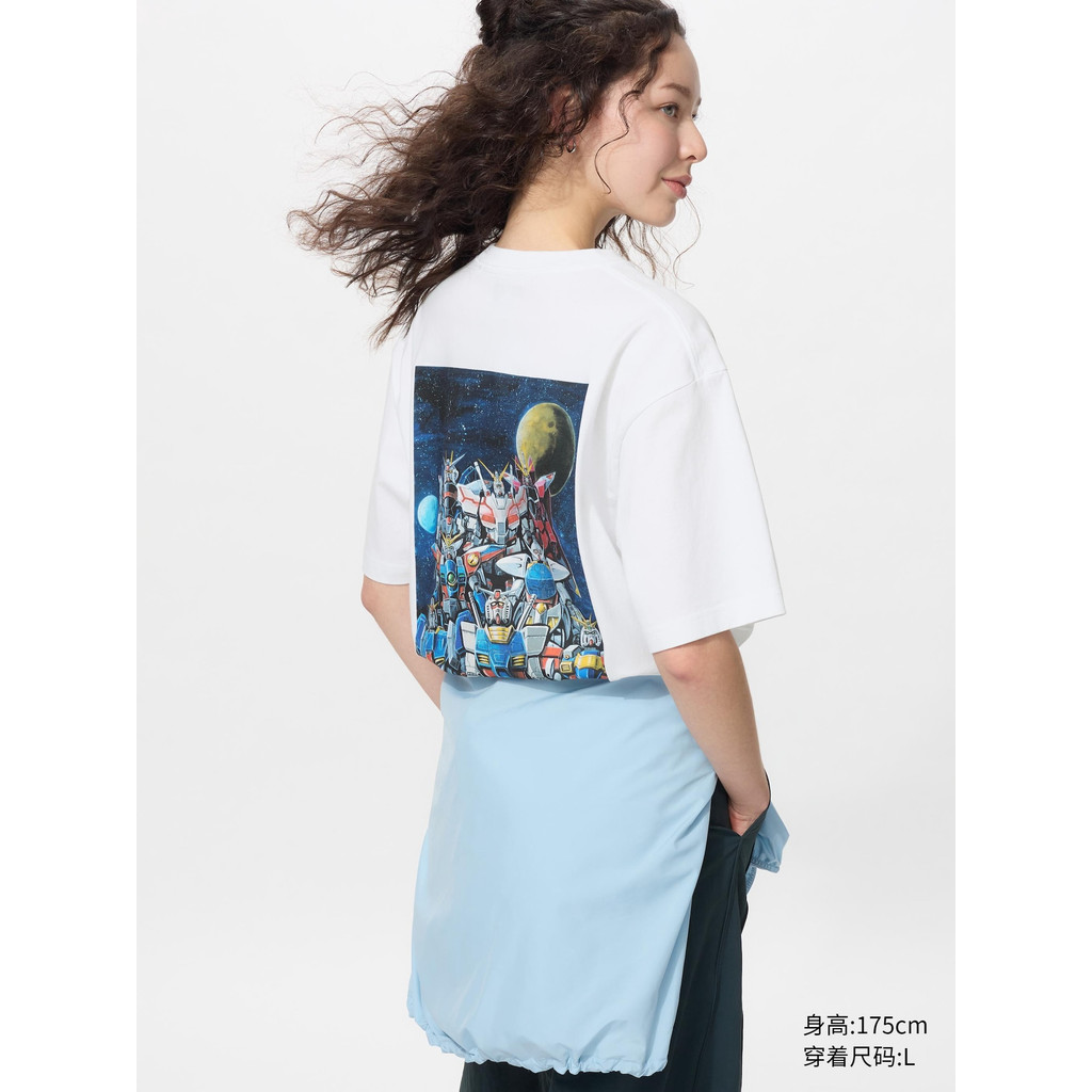 Uniqlo เสื้อยืดแขนสั้นพิมพ์ลาย Gundam สําหรับผู้ชายและผู้หญิง "Mobile Suit Gundam" 480144