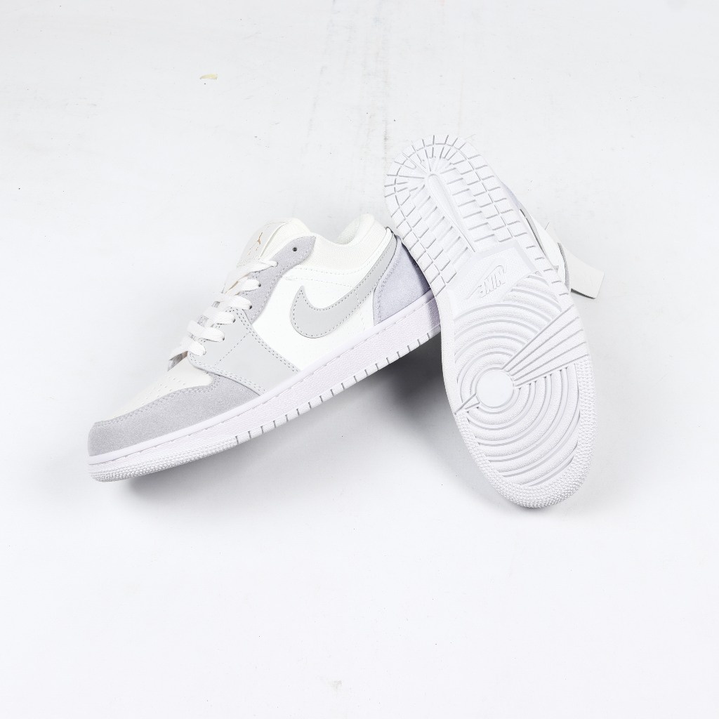 (SLPRDS) Sepatu Nike Air Jordan 1 Low Paris White Sky Grey สบาย ๆ สบาย ๆ  รองเท้า sports