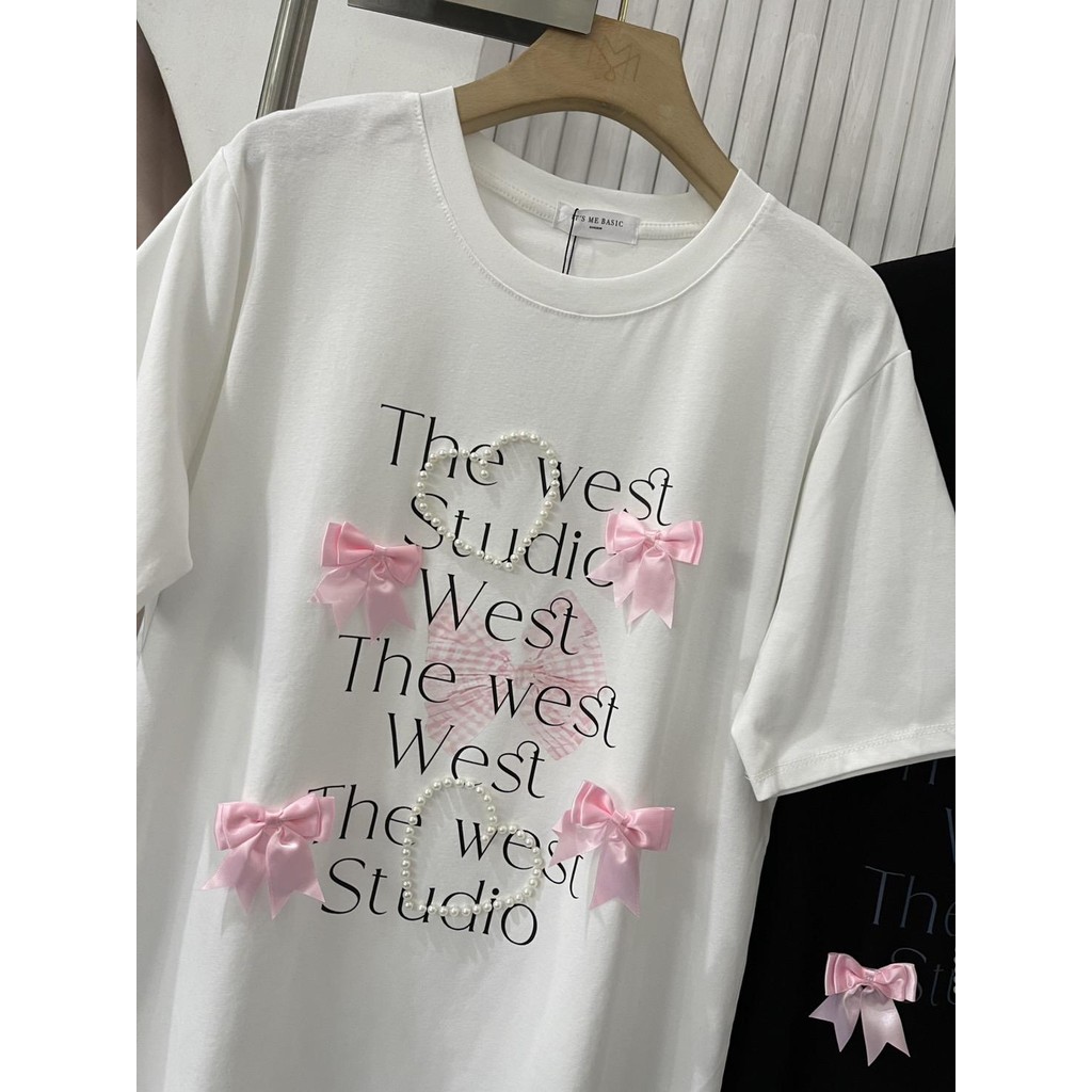 #ป้าย It's me basic (A777) เสื้อยืดลายโบว์สุดหวาน พร้อมเจาะมุกรูปหัวใจ  โบว์ชมพูสุดน่ารัก เติมความหว