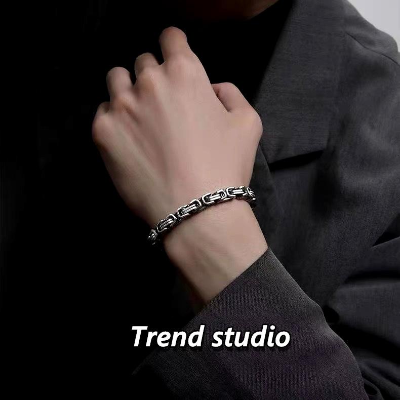 สร้อยข้อมือฮิปฮอปสไตล์เดียวกับดารา ทันสมัย ​​สง่างาม ดูโดดเด่นมาก วัสดุเหล็กไทเทเนียมไม่ซีดจาง ชุดสร้อยข้อมือคุณภาพสูง