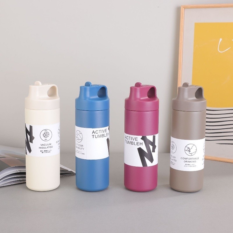 304 สแตนเลส 550ml ขวดน้ำกีฬาแบบพกพาสามารถเก็บเครื่องดื่มร้อนและเย็นพร้อมที่จับฟางบนฝาใช้งานง่ายมีห้ารูปแบบให้เลือก
