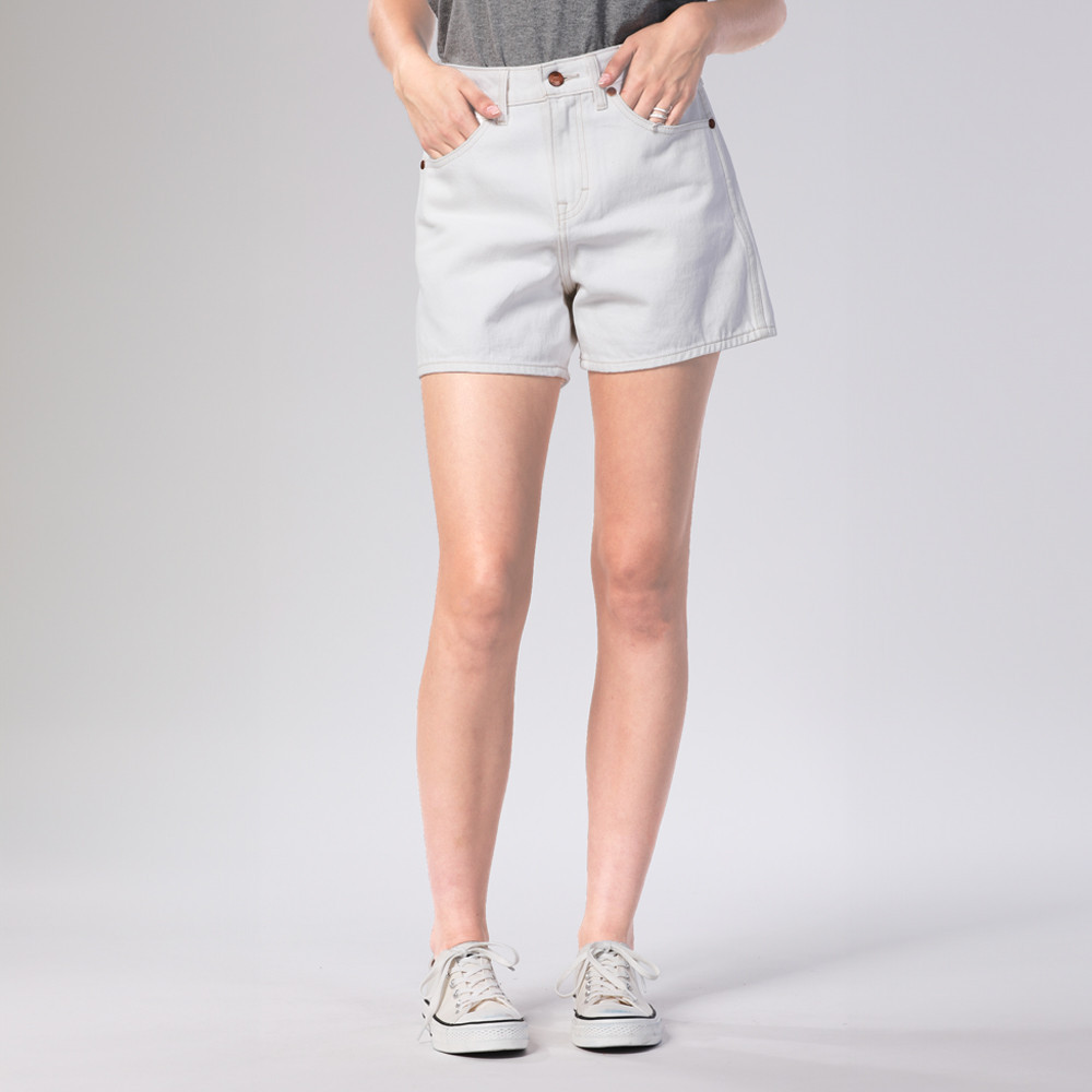 WRANGLER กางเกงขาสั้นผู้หญิง คอลเลคชั่น Legend Of Wrangler FW24 รุ่น WR F224WSHON30 สีครีม
